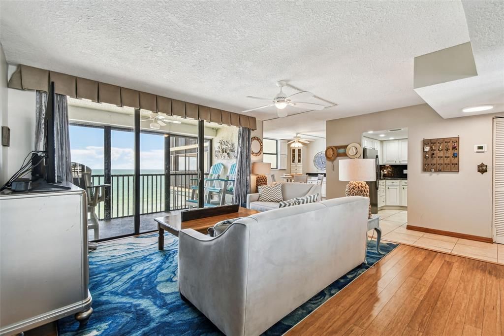 待售: $699,900 (2 贝兹, 2 浴室, 1190 平方英尺)