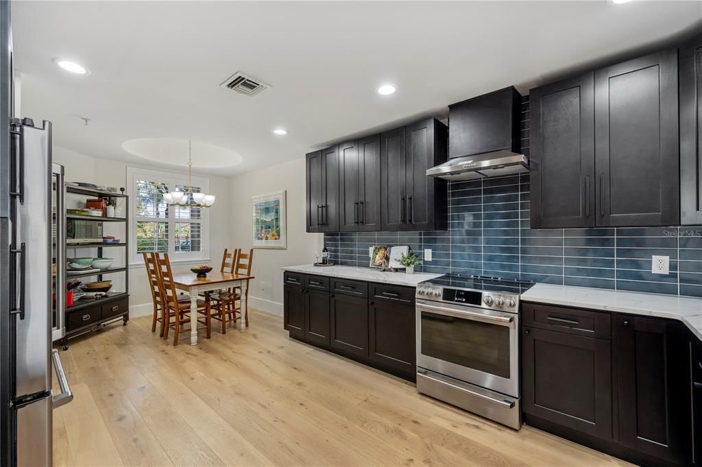 合同活跃: $579,000 (2 贝兹, 2 浴室, 2162 平方英尺)