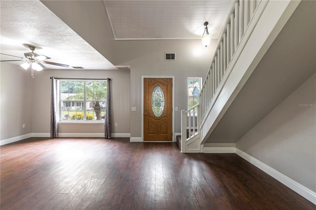 Activo con contrato: $365,000 (3 camas, 2 baños, 1747 Pies cuadrados)