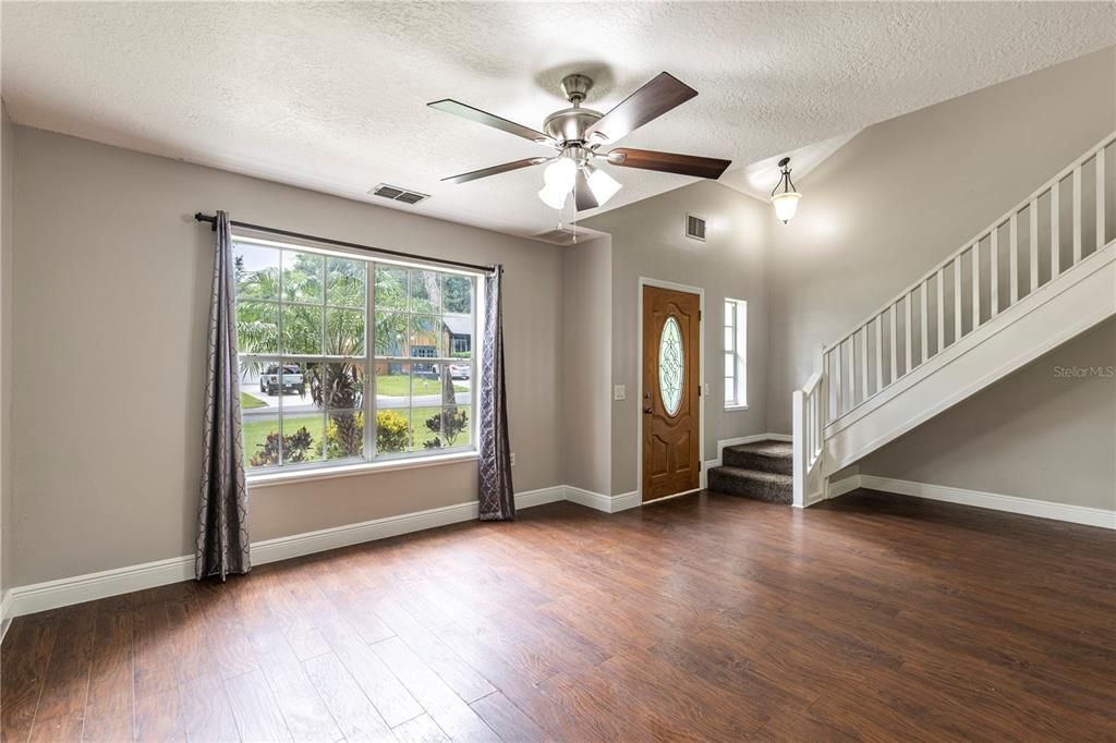 Activo con contrato: $365,000 (3 camas, 2 baños, 1747 Pies cuadrados)