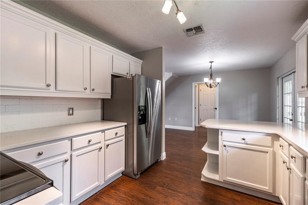 Activo con contrato: $365,000 (3 camas, 2 baños, 1747 Pies cuadrados)