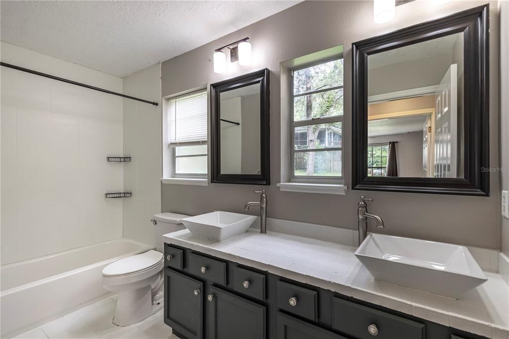 Activo con contrato: $365,000 (3 camas, 2 baños, 1747 Pies cuadrados)