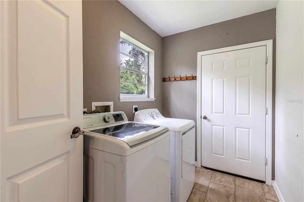 Activo con contrato: $365,000 (3 camas, 2 baños, 1747 Pies cuadrados)