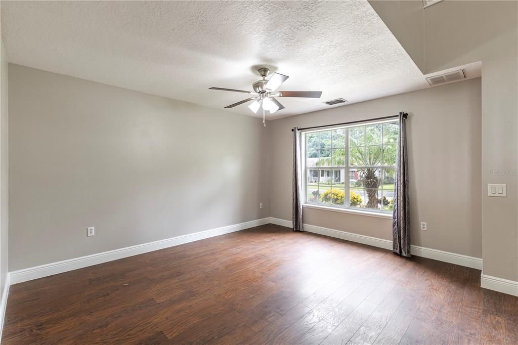 Activo con contrato: $365,000 (3 camas, 2 baños, 1747 Pies cuadrados)