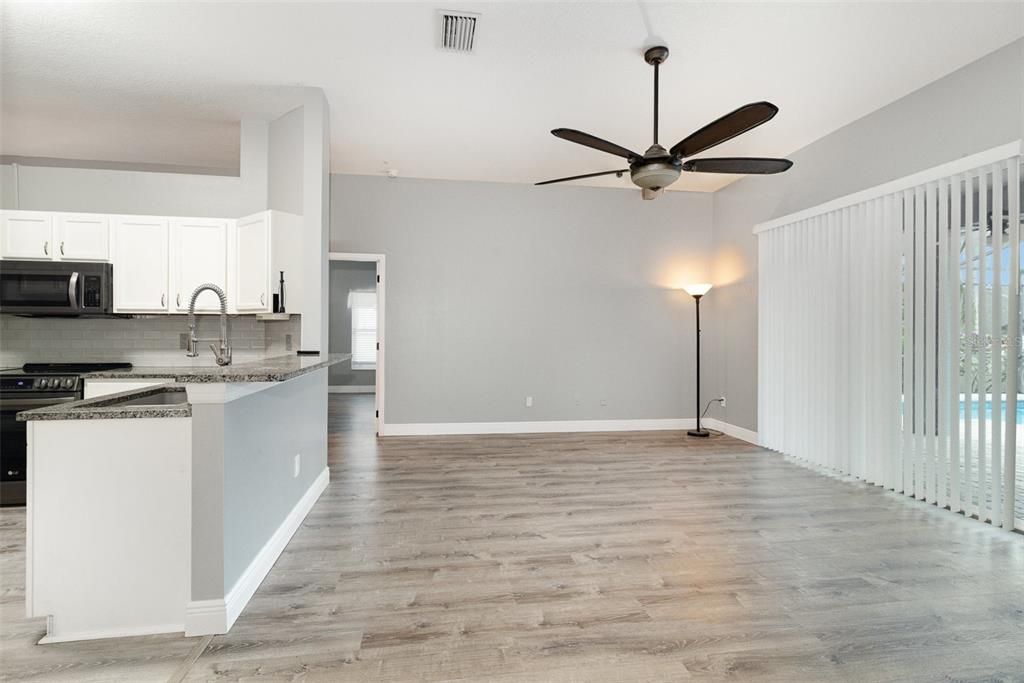 合同活跃: $529,900 (4 贝兹, 2 浴室, 2014 平方英尺)