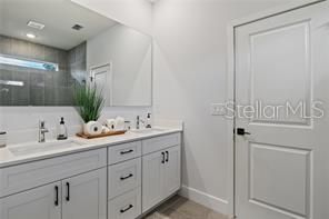 Под контрактом: $383,900 (4 спален, 2 ванн, 1873 Квадратных фут)