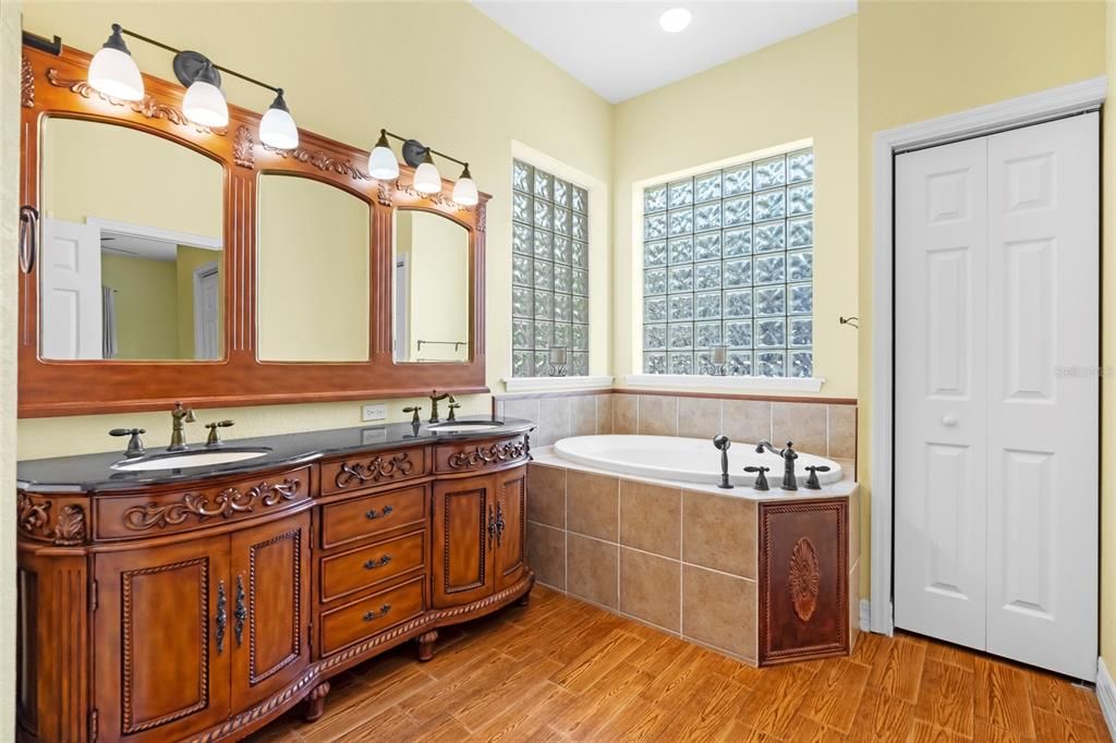 For Sale: $750,000 (4 beds, 3 baths, 1913 Square Feet)