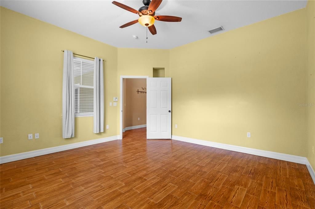 For Sale: $750,000 (4 beds, 3 baths, 1913 Square Feet)