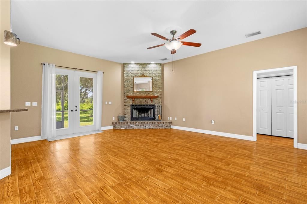 For Sale: $750,000 (4 beds, 3 baths, 1913 Square Feet)