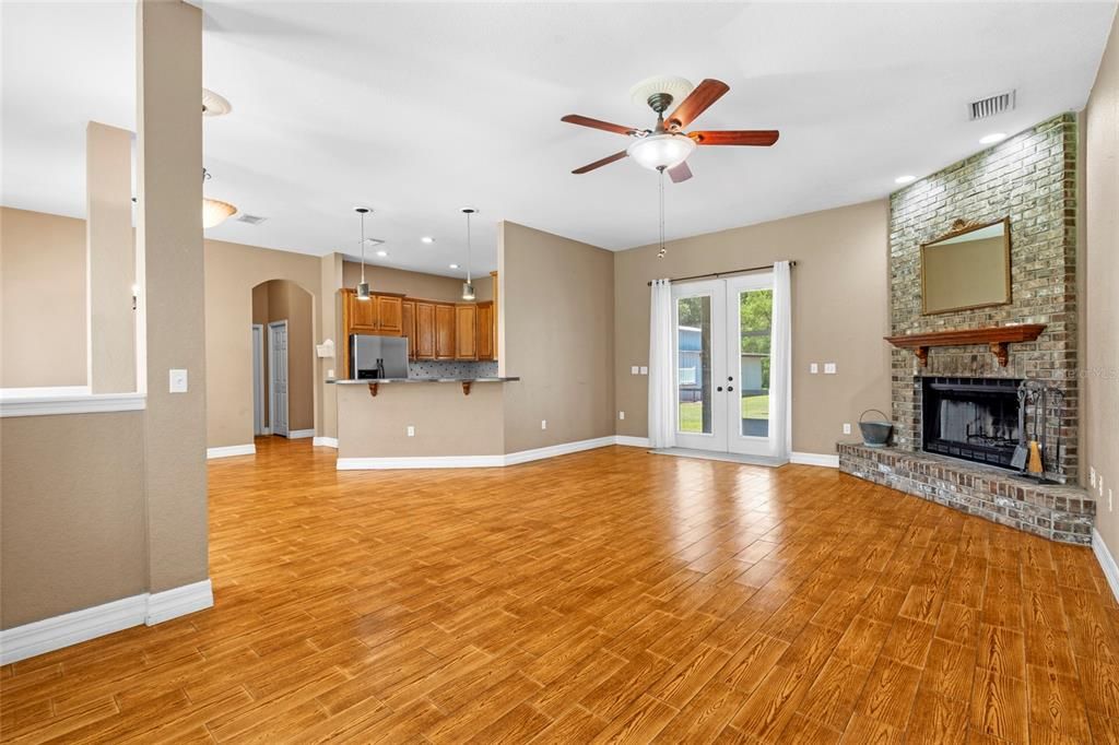 For Sale: $750,000 (4 beds, 3 baths, 1913 Square Feet)