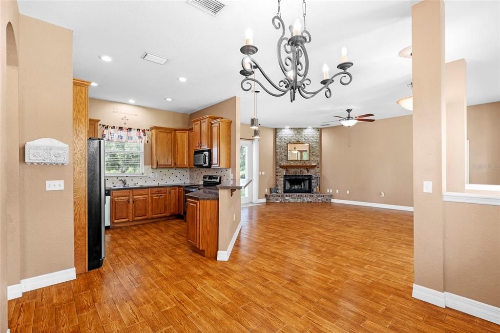 For Sale: $750,000 (4 beds, 3 baths, 1913 Square Feet)