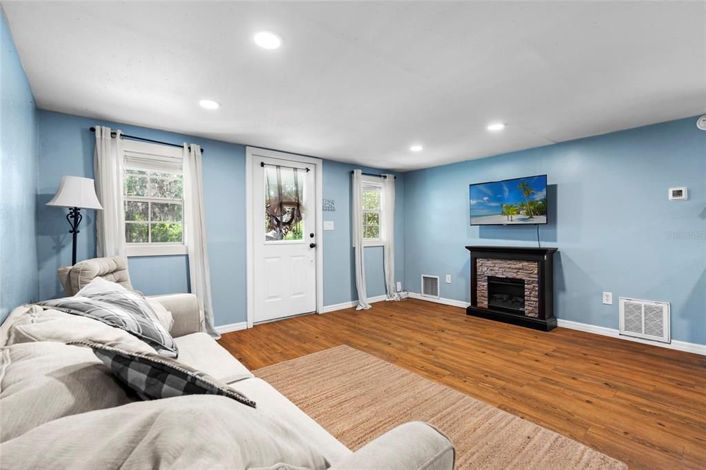 For Sale: $750,000 (4 beds, 3 baths, 1913 Square Feet)