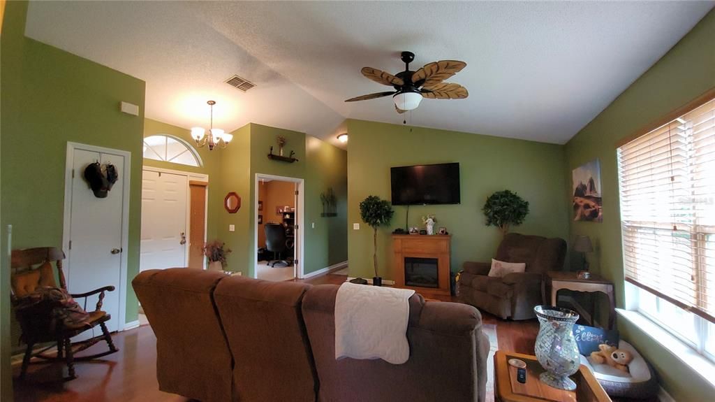 Active With Contract: $264,900 (2 beds, 2 baths, 1014 Square Feet)