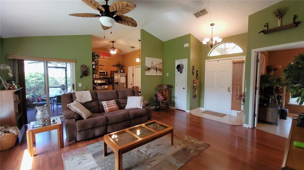 Active With Contract: $264,900 (2 beds, 2 baths, 1014 Square Feet)