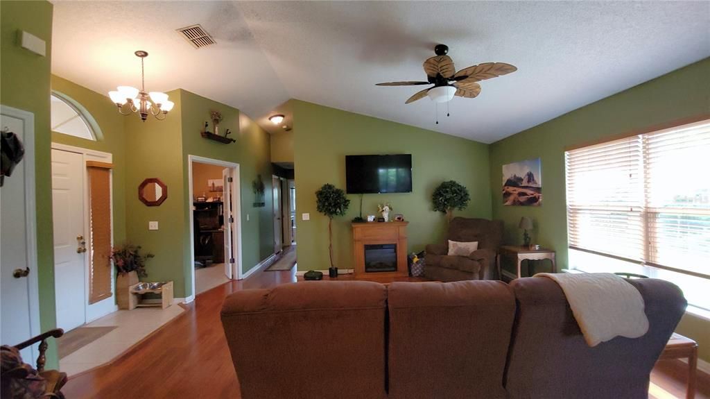 Active With Contract: $264,900 (2 beds, 2 baths, 1014 Square Feet)