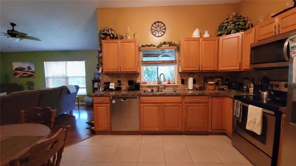 Active With Contract: $264,900 (2 beds, 2 baths, 1014 Square Feet)