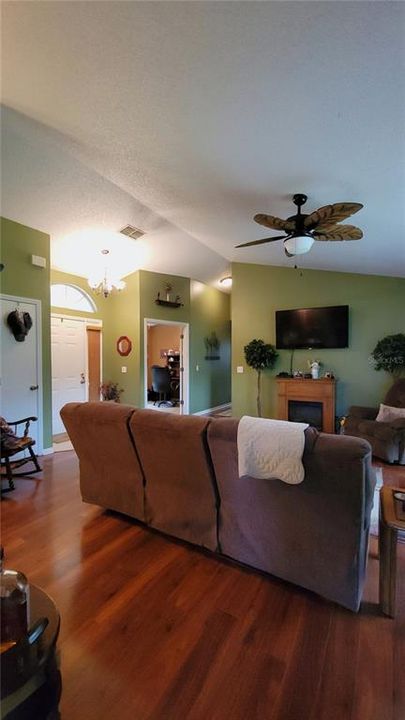 Active With Contract: $264,900 (2 beds, 2 baths, 1014 Square Feet)