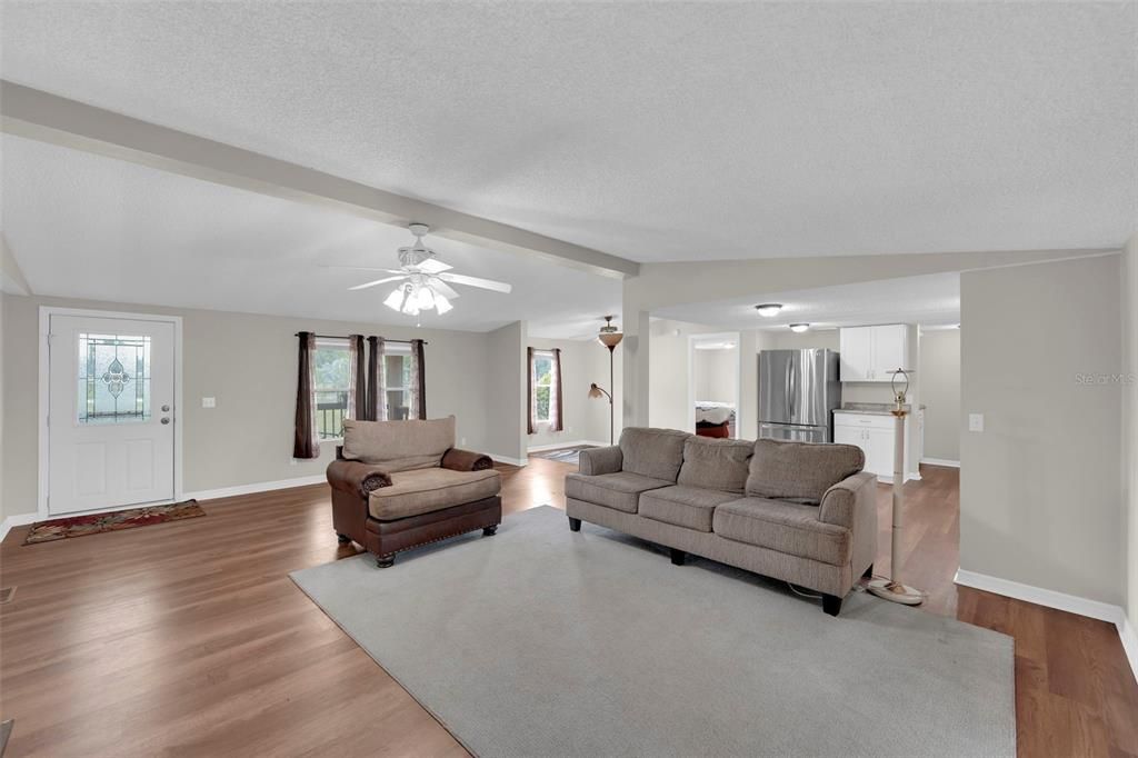 En Venta: $699,000 (4 camas, 3 baños, 2081 Pies cuadrados)