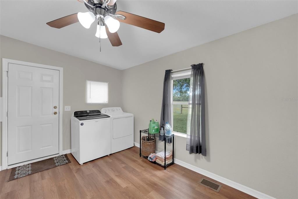 En Venta: $699,000 (4 camas, 3 baños, 2081 Pies cuadrados)