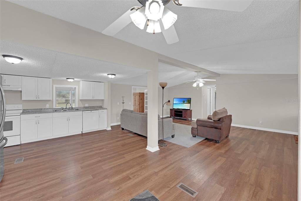 En Venta: $699,000 (4 camas, 3 baños, 2081 Pies cuadrados)