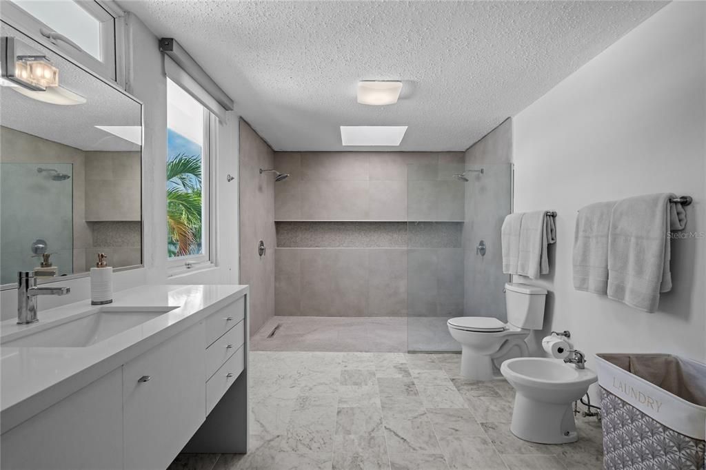 На продажу: $1,985,000 (5 спален, 3 ванн, 3650 Квадратных фут)