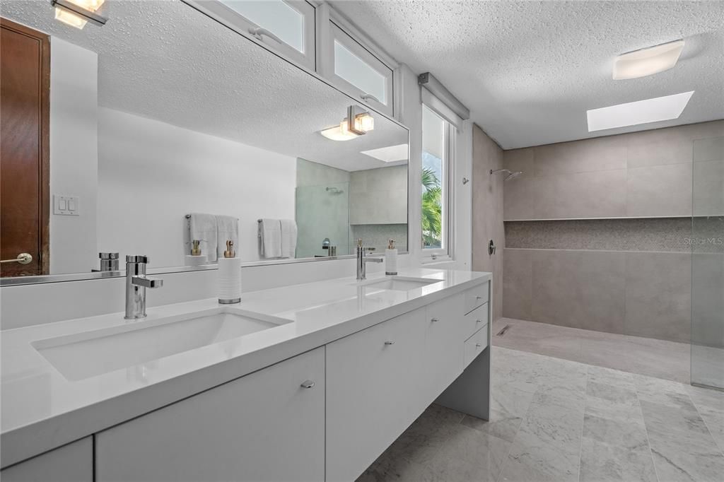 На продажу: $1,985,000 (5 спален, 3 ванн, 3650 Квадратных фут)