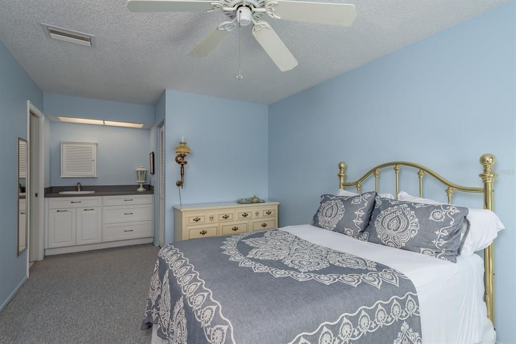 For Sale: $140,000 (1 beds, 1 baths, 814 Square Feet)