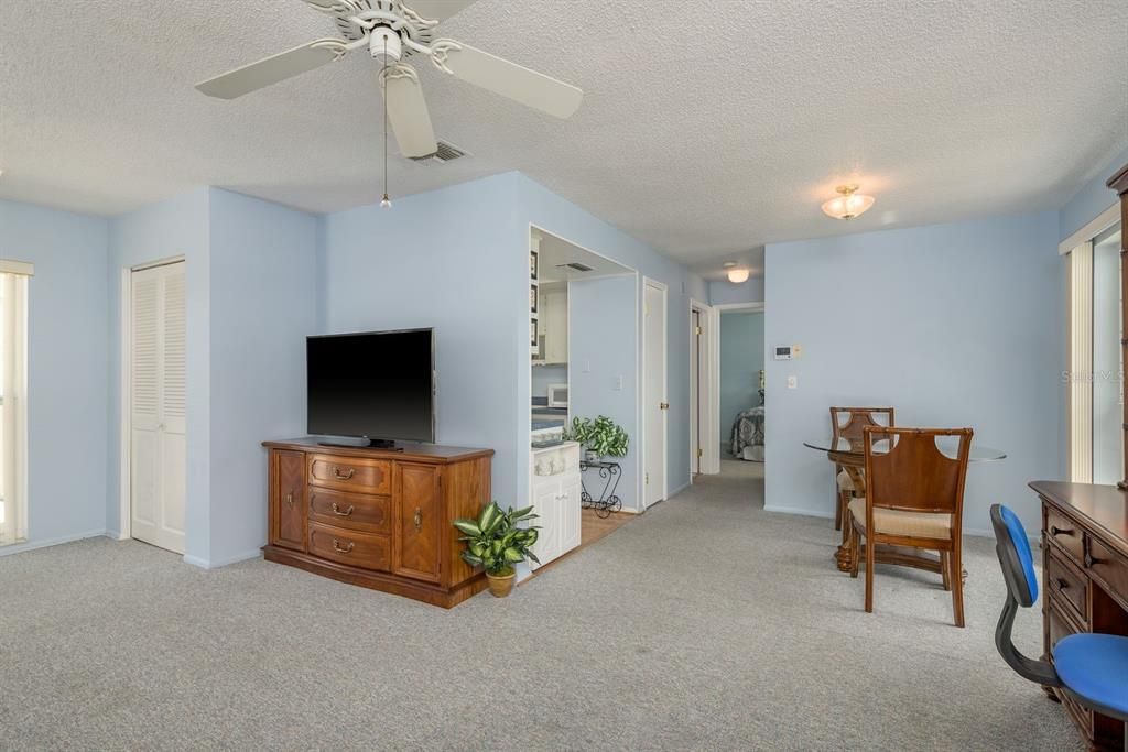 For Sale: $140,000 (1 beds, 1 baths, 814 Square Feet)