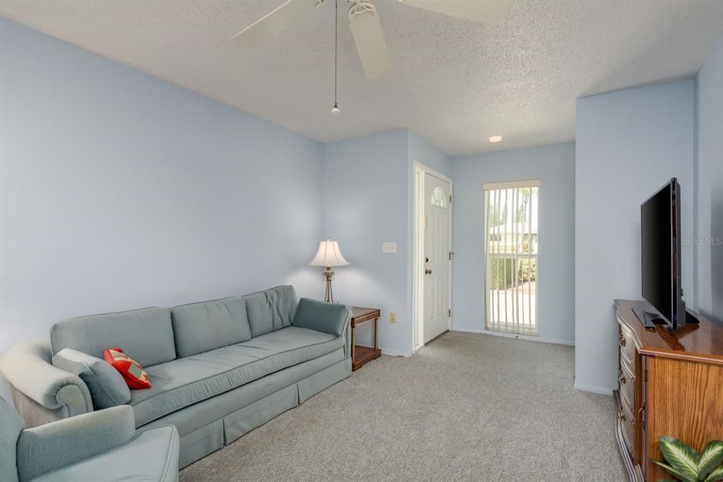 For Sale: $140,000 (1 beds, 1 baths, 814 Square Feet)