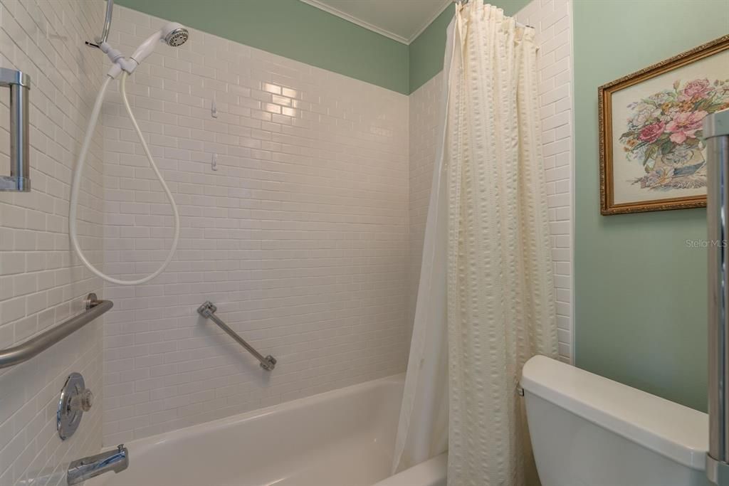 For Sale: $140,000 (1 beds, 1 baths, 814 Square Feet)