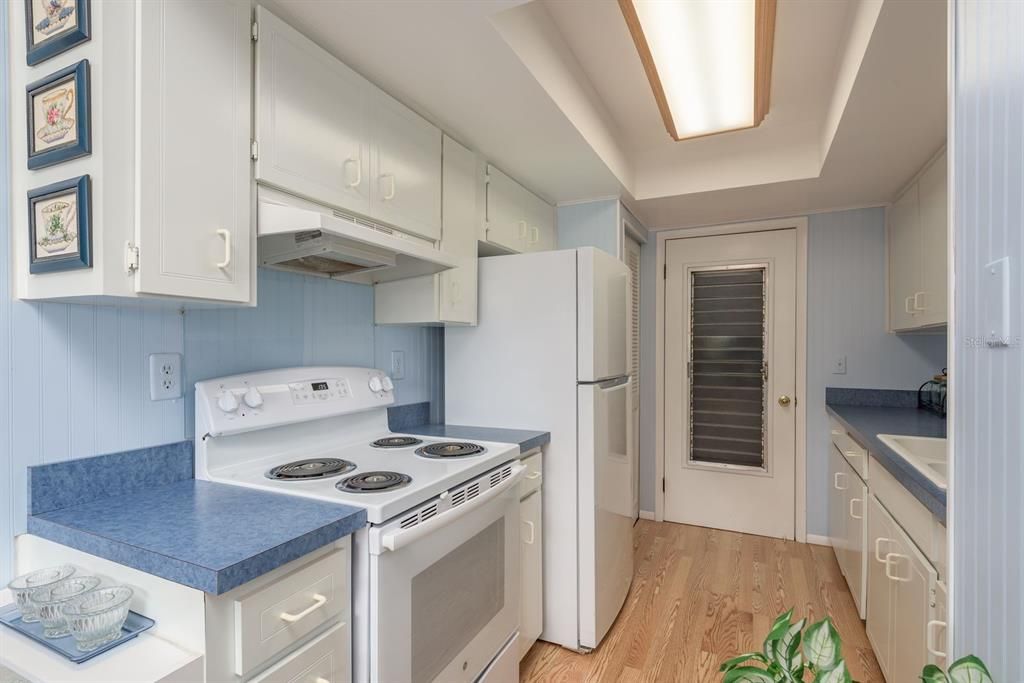 For Sale: $140,000 (1 beds, 1 baths, 814 Square Feet)