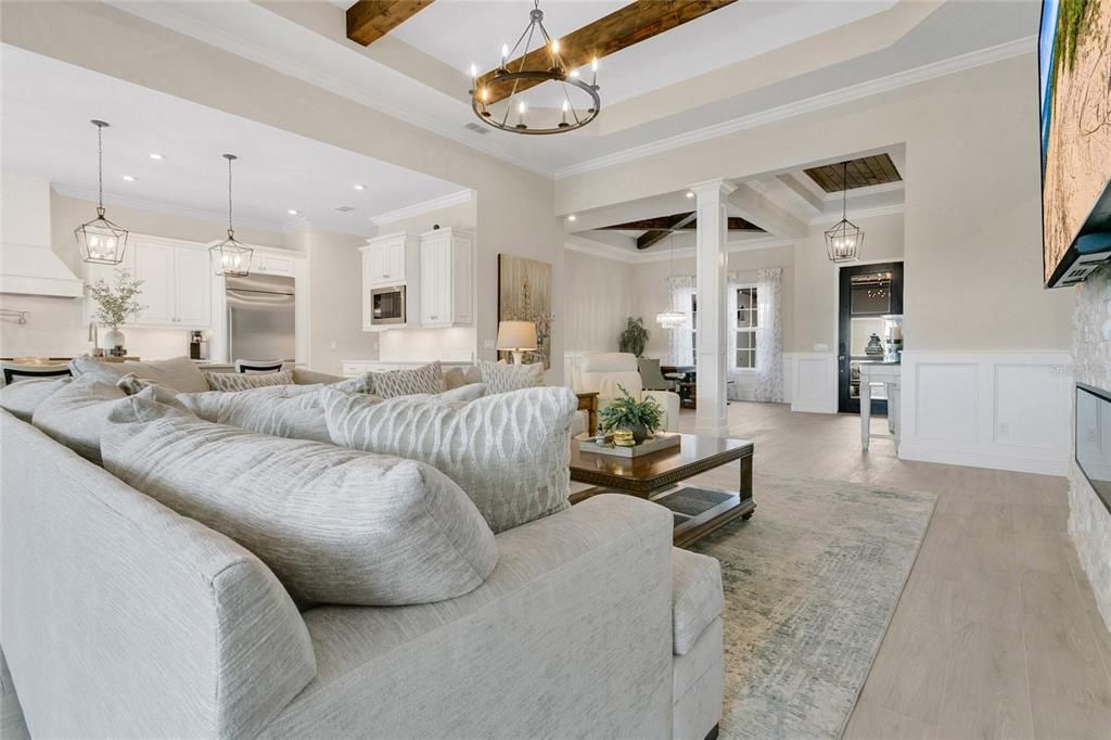 Под контрактом: $2,225,000 (5 спален, 5 ванн, 4092 Квадратных фут)