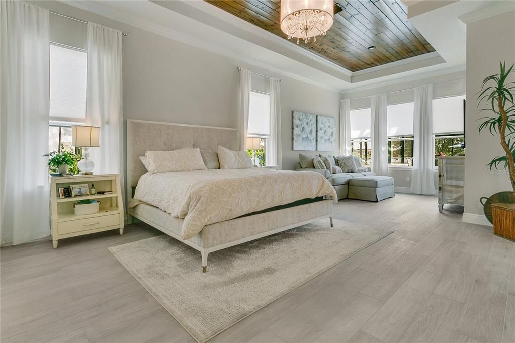 Под контрактом: $2,225,000 (5 спален, 5 ванн, 4092 Квадратных фут)