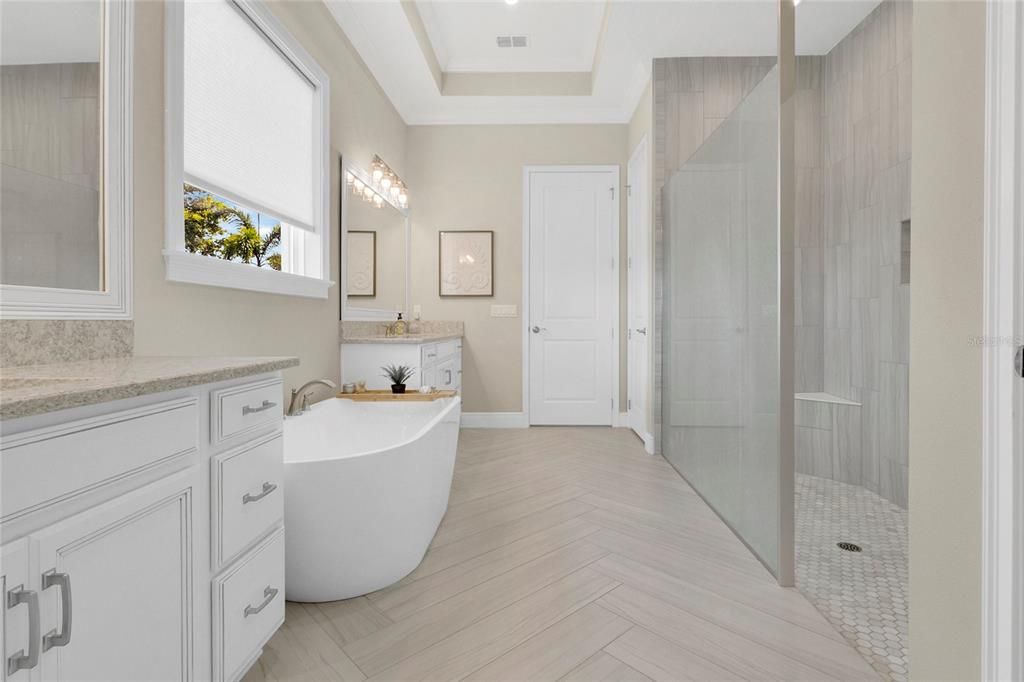 Под контрактом: $2,225,000 (5 спален, 5 ванн, 4092 Квадратных фут)