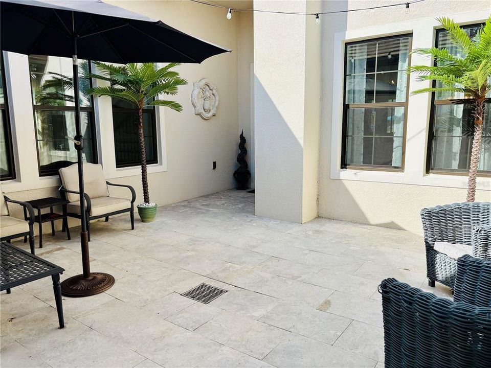 Под контрактом: $2,225,000 (5 спален, 5 ванн, 4092 Квадратных фут)