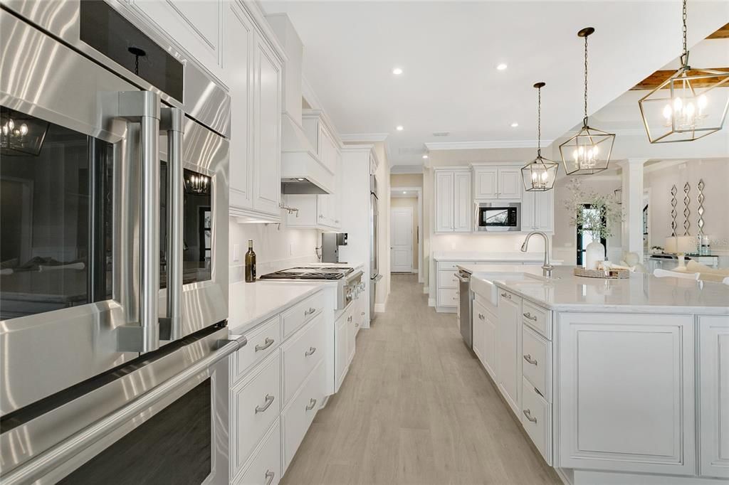 Под контрактом: $2,225,000 (5 спален, 5 ванн, 4092 Квадратных фут)