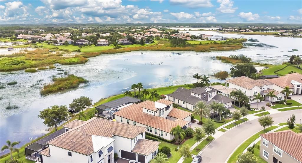 Под контрактом: $2,225,000 (5 спален, 5 ванн, 4092 Квадратных фут)