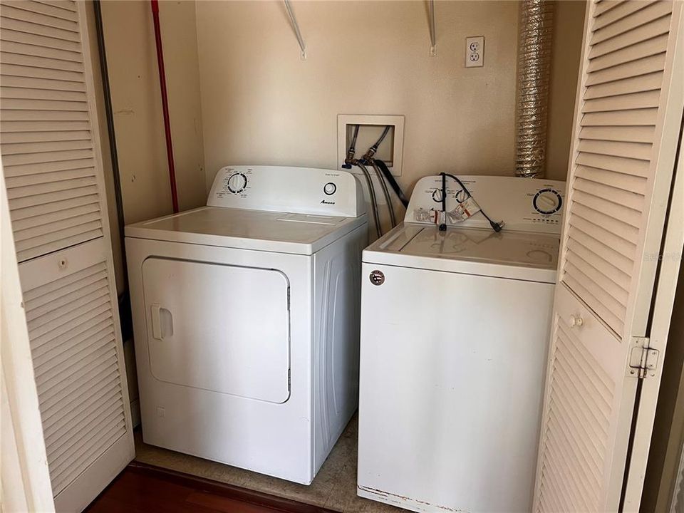 合同活跃: $1,200 (1 贝兹, 1 浴室, 830 平方英尺)