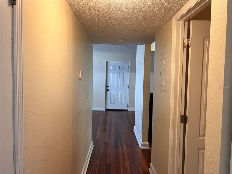 合同活跃: $1,200 (1 贝兹, 1 浴室, 830 平方英尺)