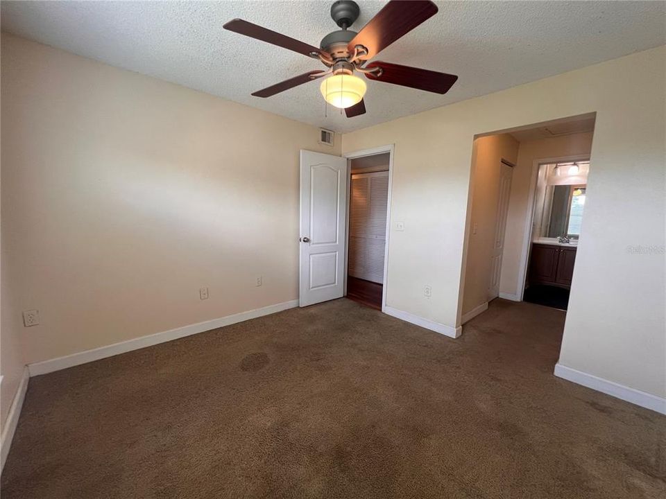 合同活跃: $1,200 (1 贝兹, 1 浴室, 830 平方英尺)