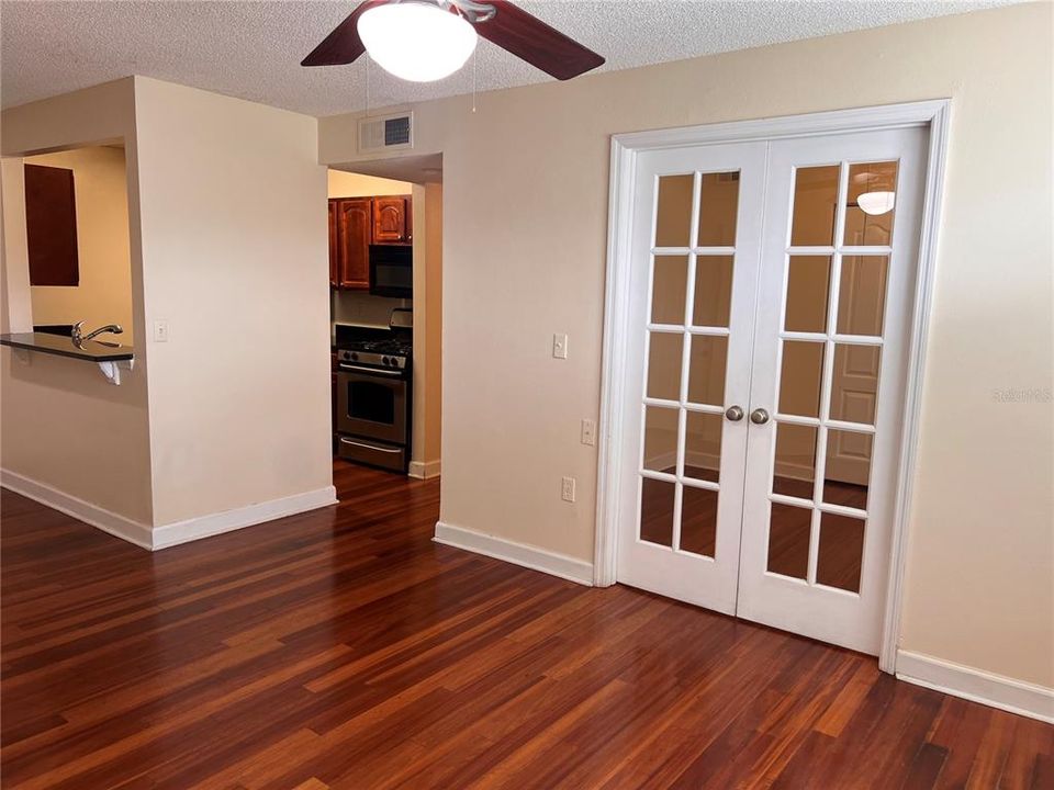 合同活跃: $1,200 (1 贝兹, 1 浴室, 830 平方英尺)