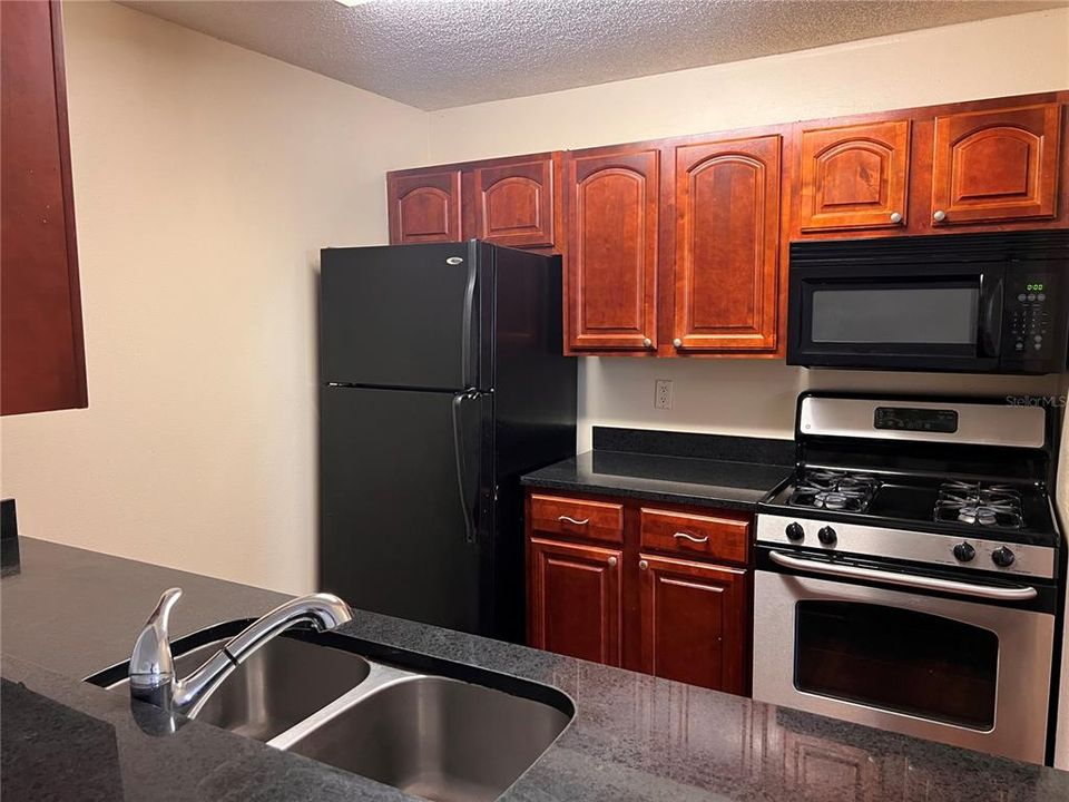 合同活跃: $1,200 (1 贝兹, 1 浴室, 830 平方英尺)