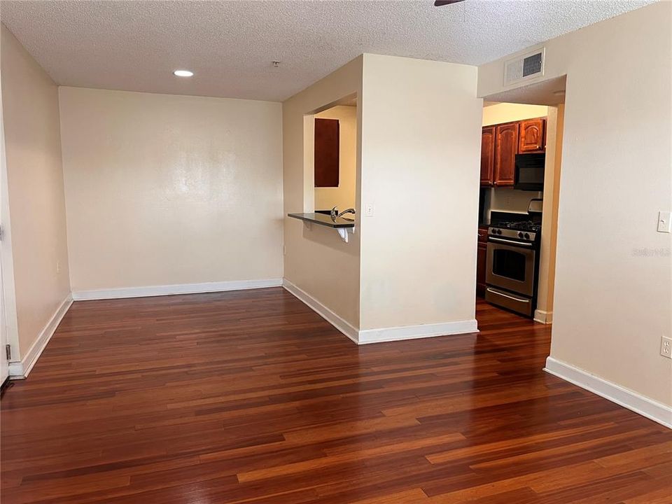 合同活跃: $1,200 (1 贝兹, 1 浴室, 830 平方英尺)