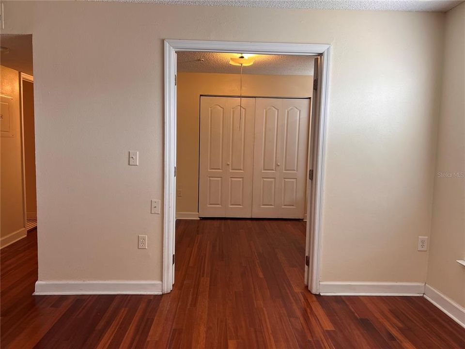 合同活跃: $1,200 (1 贝兹, 1 浴室, 830 平方英尺)