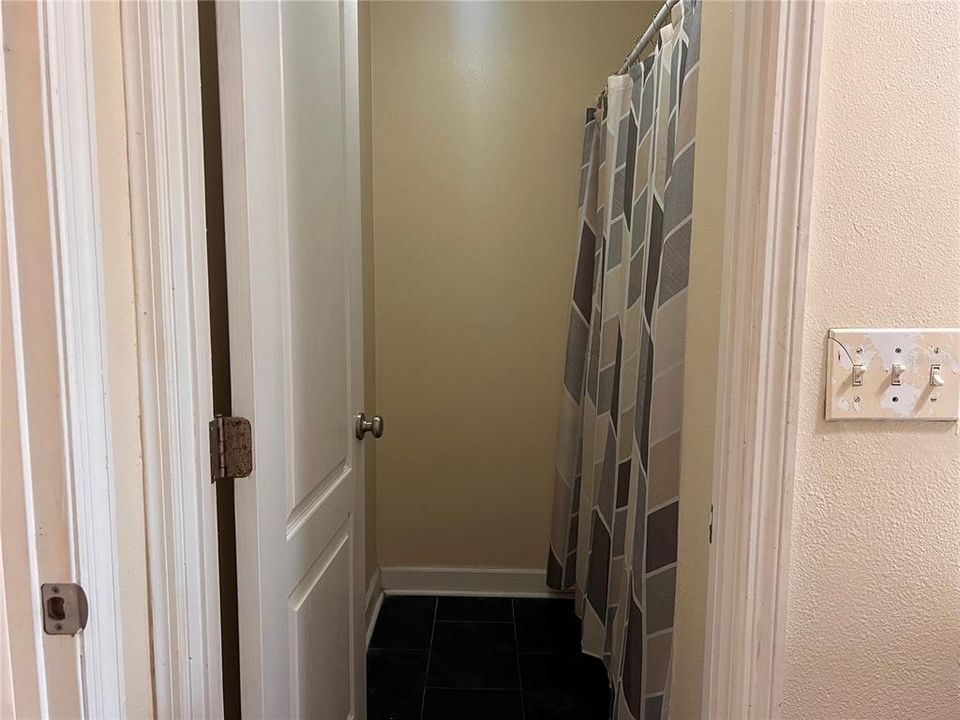 合同活跃: $1,200 (1 贝兹, 1 浴室, 830 平方英尺)