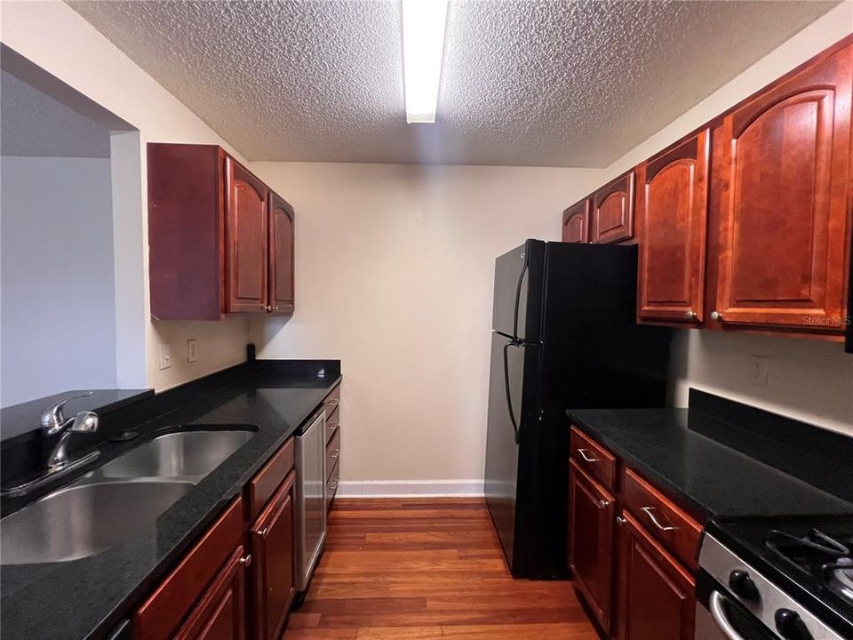 合同活跃: $1,200 (1 贝兹, 1 浴室, 830 平方英尺)