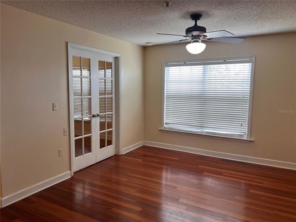 合同活跃: $1,200 (1 贝兹, 1 浴室, 830 平方英尺)