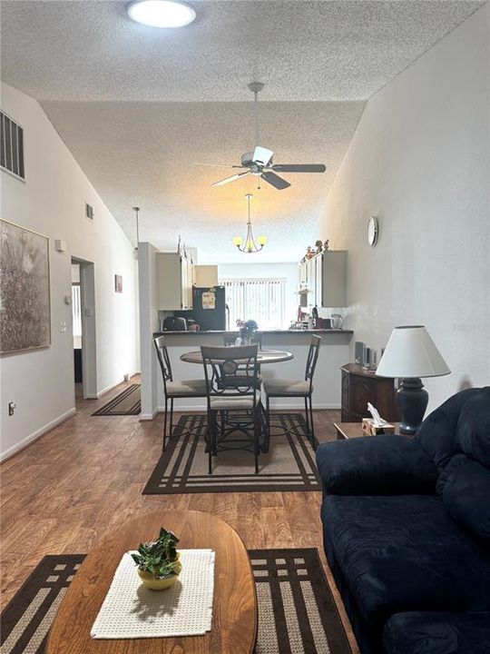 For Sale: $159,900 (2 beds, 2 baths, 959 Square Feet)