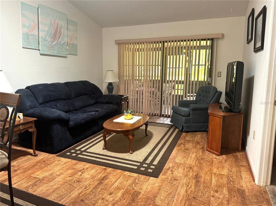 For Sale: $159,900 (2 beds, 2 baths, 959 Square Feet)