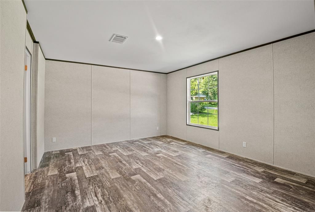 Под контрактом: $279,500 (3 спален, 2 ванн, 1493 Квадратных фут)